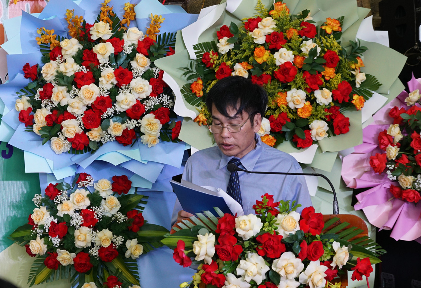 Ph&oacute; Chủ tịch Hội NSNA VN Hồ Sỹ Minh đ&aacute;nh gi&aacute; chất lượng c&aacute;c t&aacute;c phẩm dự li&ecirc;n hoan